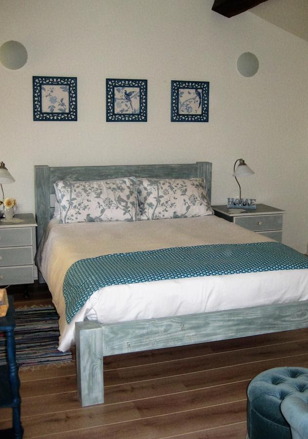 Chambre D'Hotes Oiron, Deux Sevres - Not Near Taize, Burgundy Bed & Breakfast Room photo
